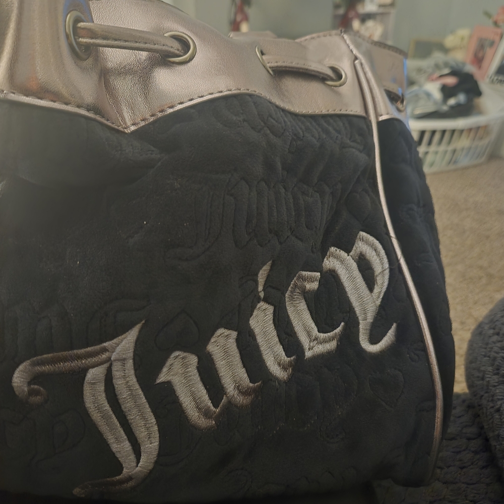 Juicy Couture Black and Silver Shoulder Bag.....NEW CONDITION...$100 O.B.O. ???? - Picture 7 of 9